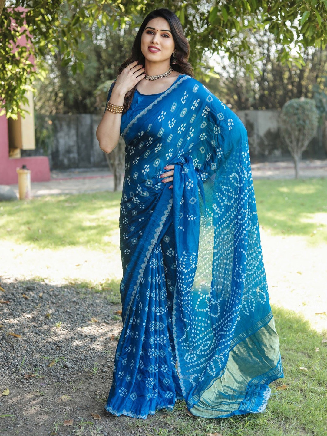 

DIVASTRI Bandhani Silk Blend Bandhani Saree, Blue