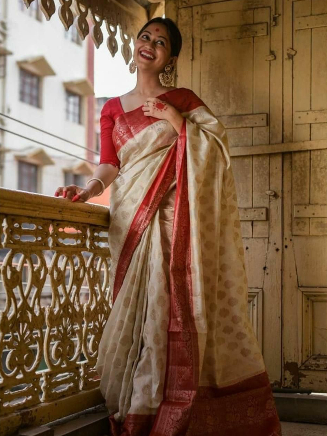 

APNISHA Woven Design Zari Pure Silk Banarasi Saree, White