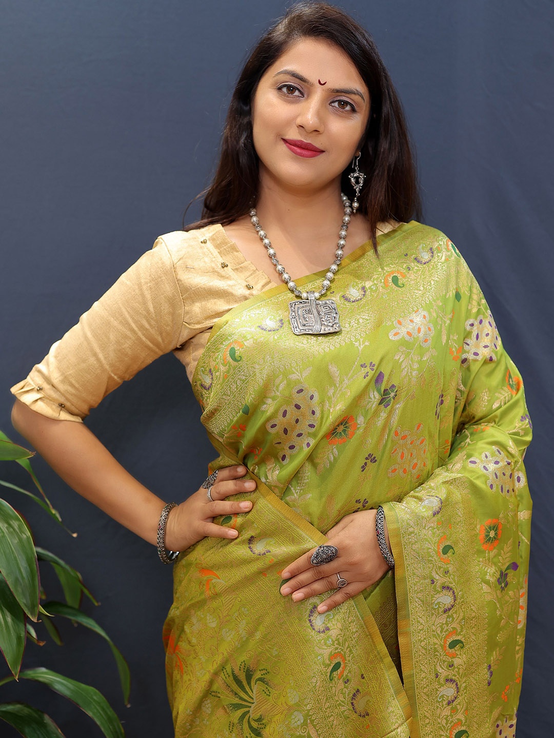 

Kandora Woven Design Zari Pure Silk Banarasi Saree, Lime green
