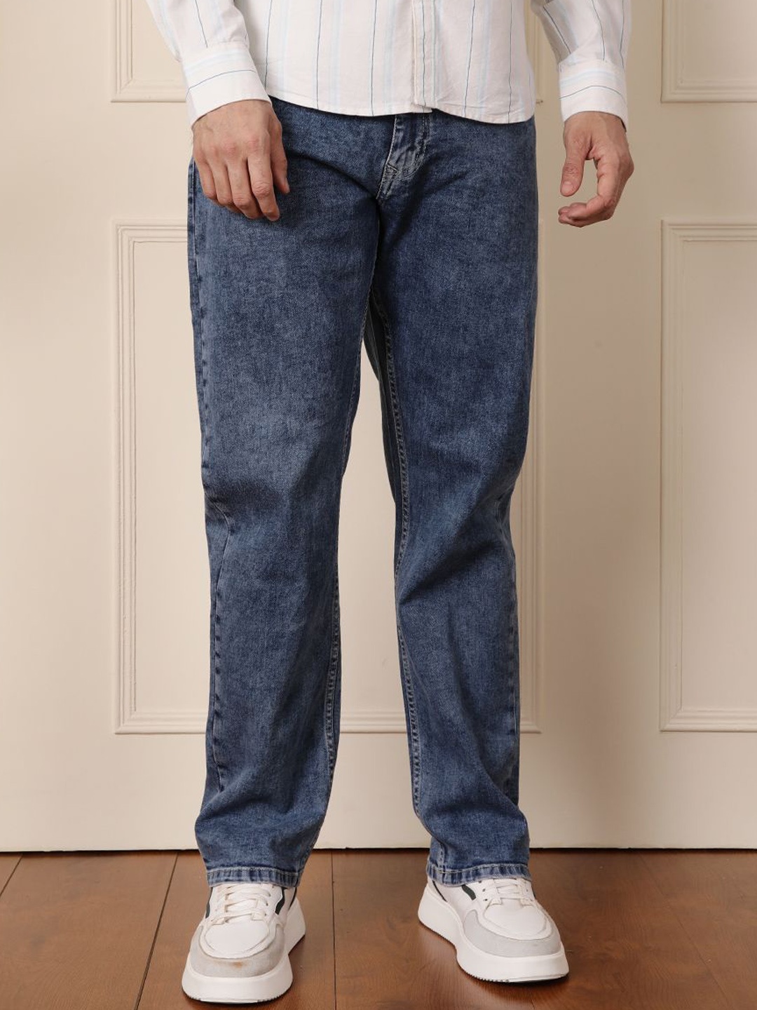 

WROGN Men Mid-Rise Light Fade Clean Look Stretchable Relaxed Fit Jeans, Blue