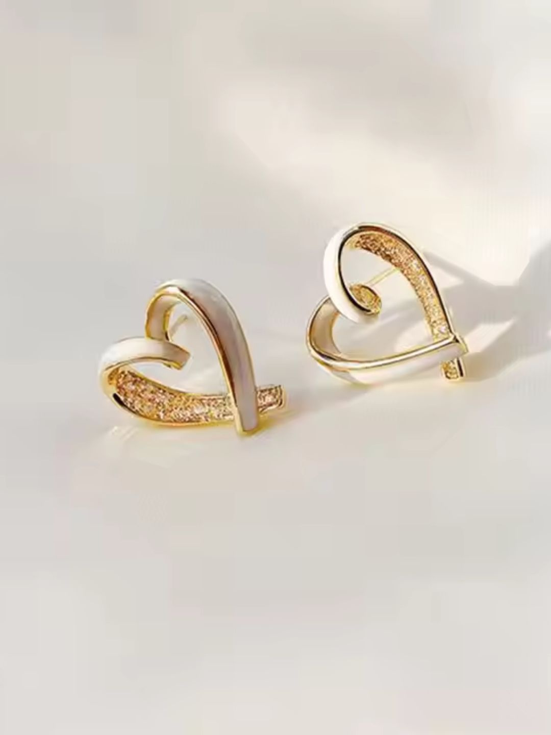 

DressBerry White Gold-Plated Heart Shaped Studs