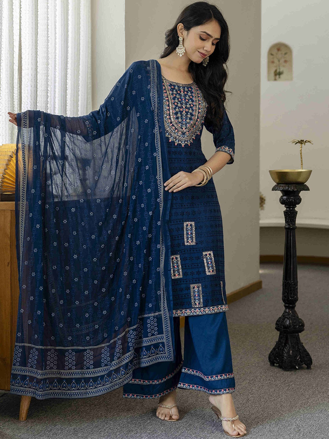

Gauric creation Floral Embroidered Round Neck Straight Kurta With Trousers & Dupatta, Blue