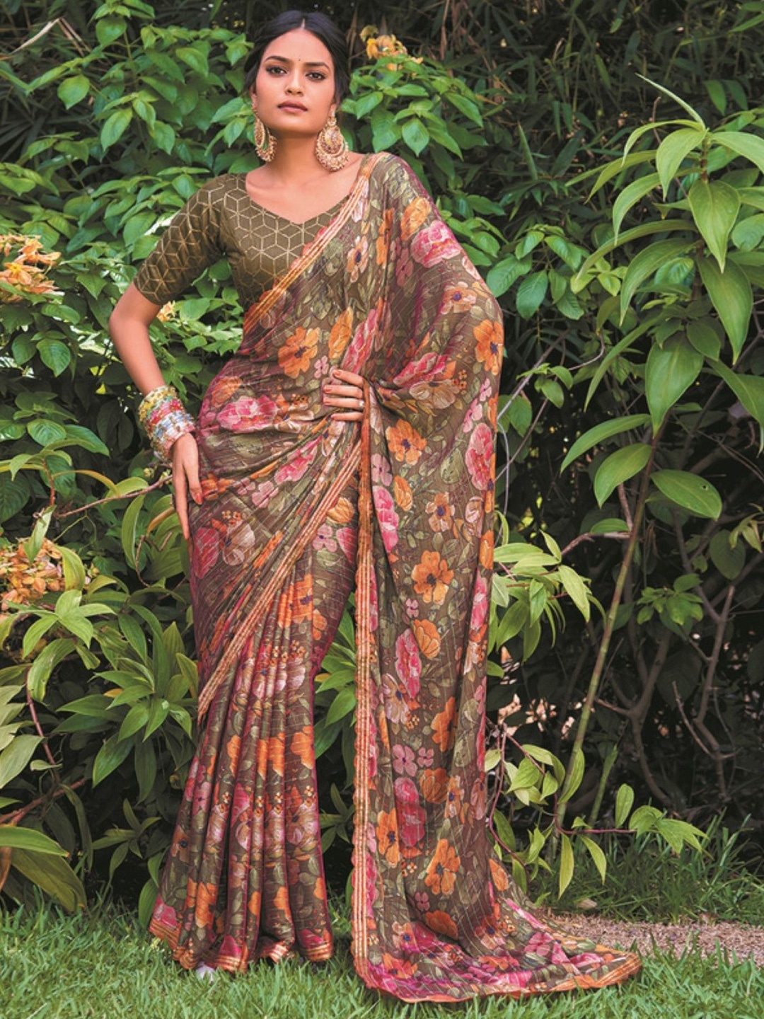 

DIVASTRI Women Floral Printed Sequinned Saree, Olive