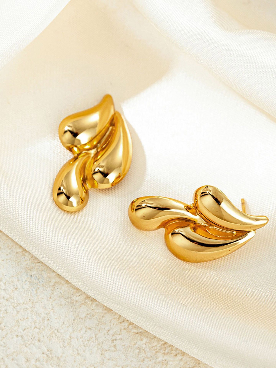 

DressBerry Gold-Plated Teardrop Shaped Studs