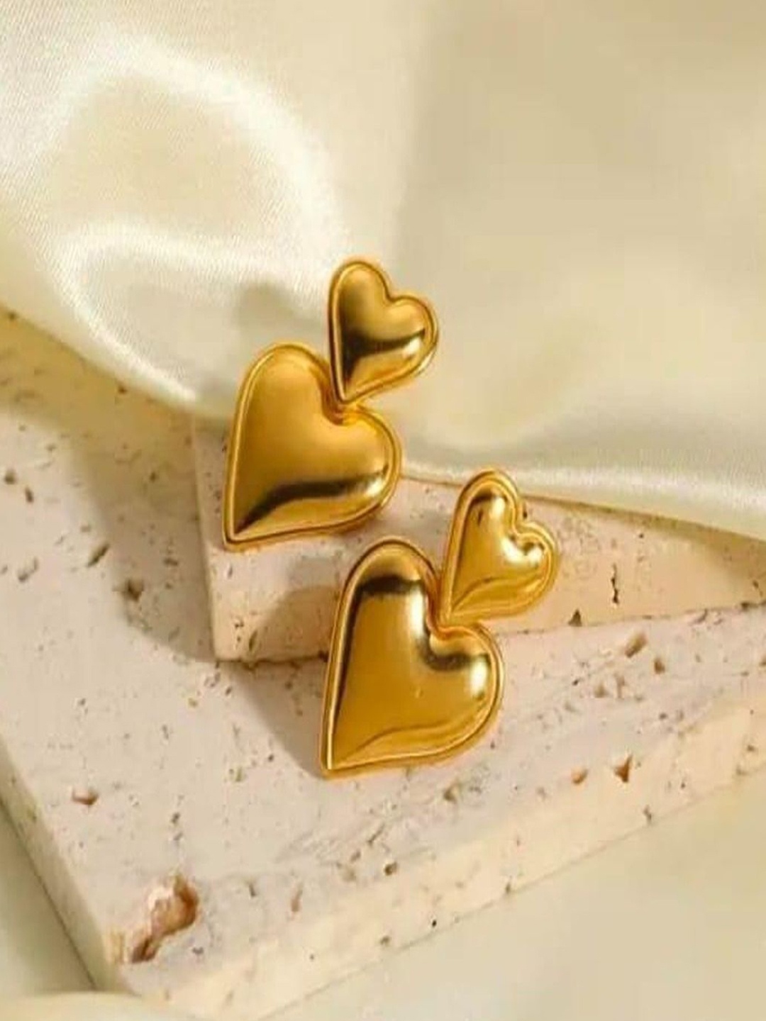 

DressBerry Gold-Plated Heart Shaped Drop Earrings