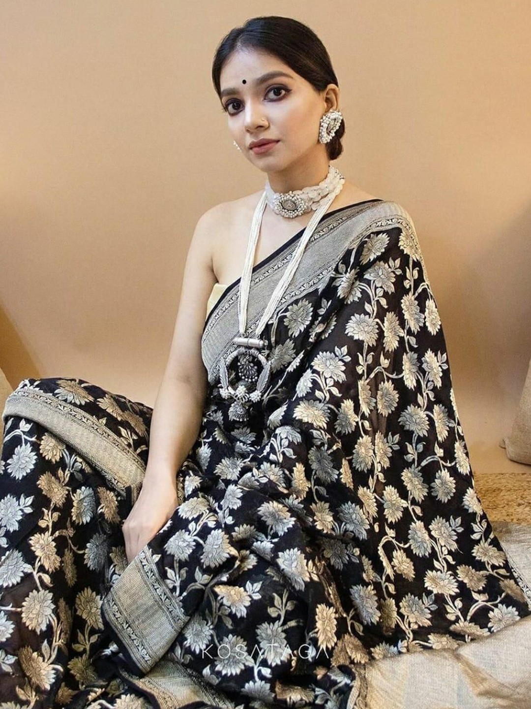 

APNISHA Woven Design Zari Pure Silk Banarasi Saree, Black