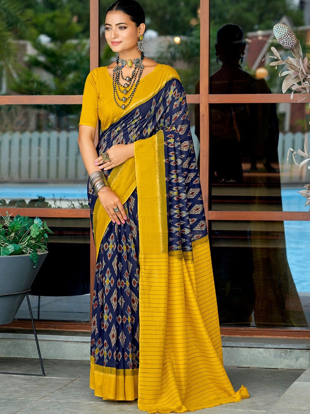 

DIVASTRI Ikat Geometric Printed Saree With Unstitched Blouse Piece, Yellow