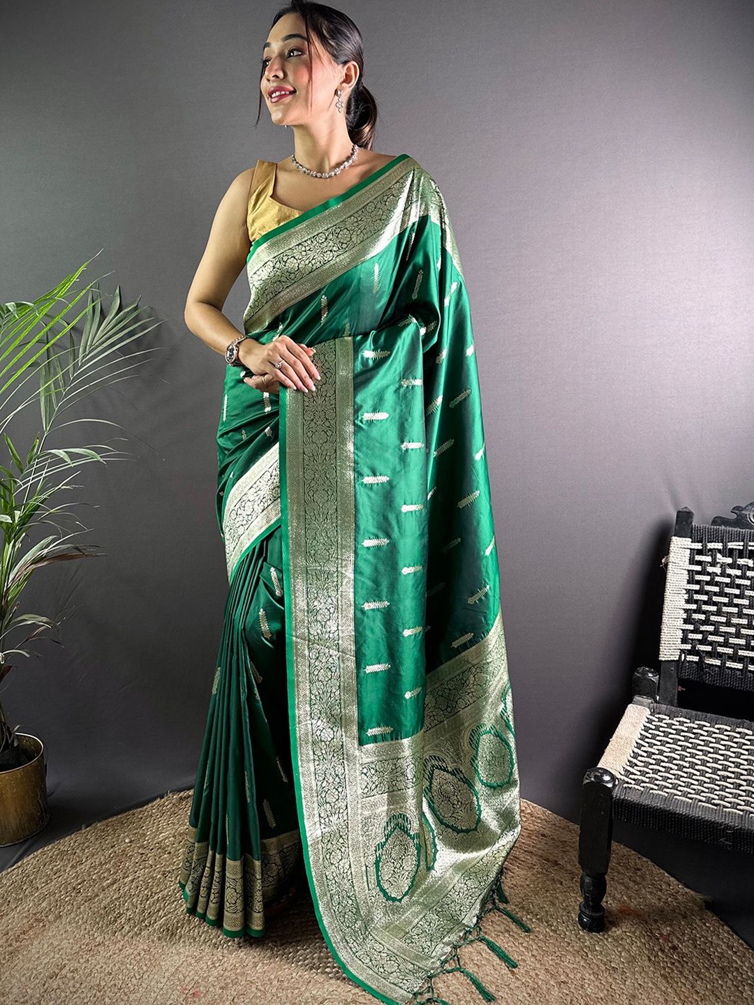 

LeeliPeeri Designer Woven Design Zari Banarasi Saree, Green
