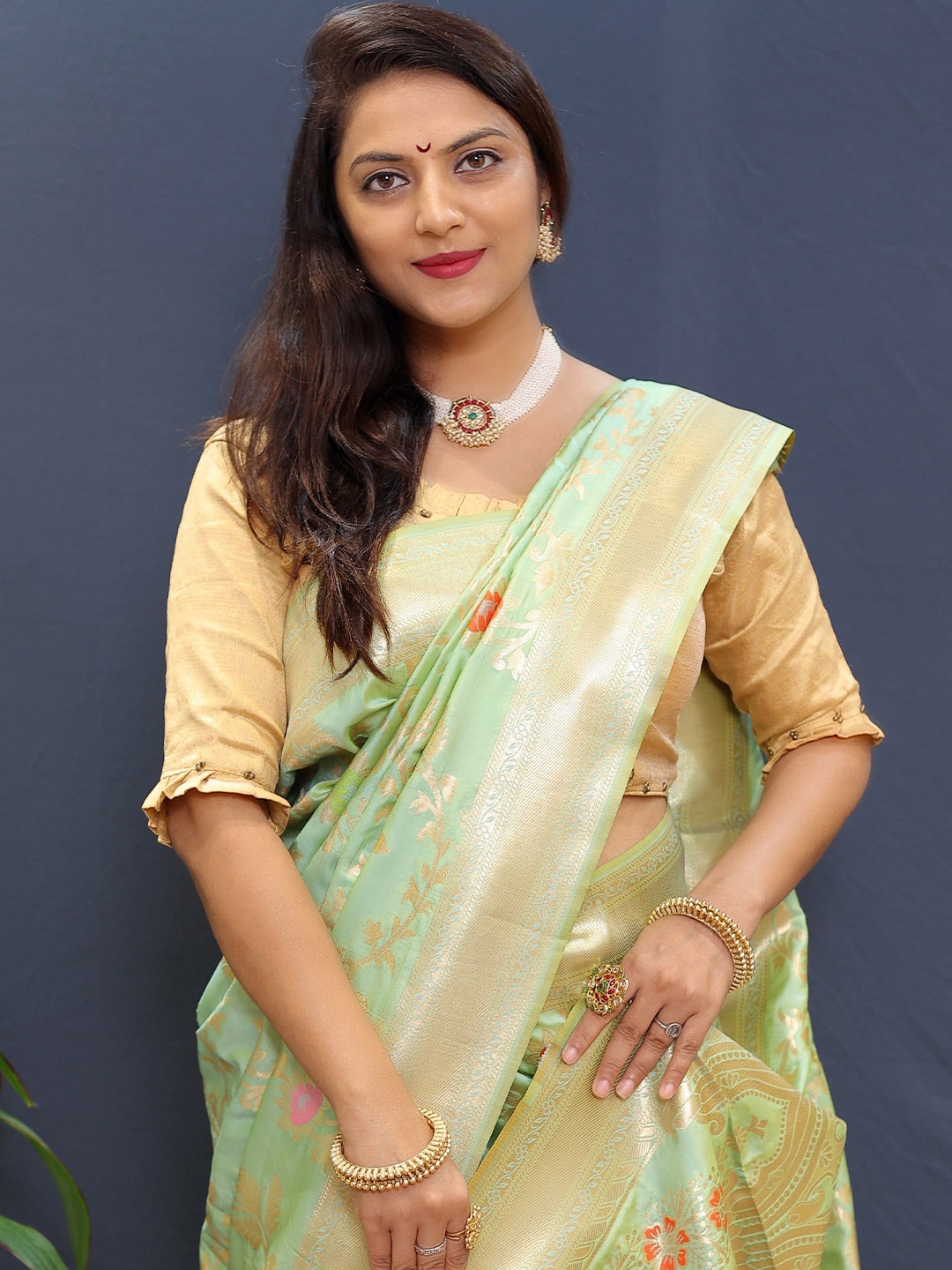 

Kandora Woven Design Zari Pure Silk Banarasi Saree, Fluorescent green