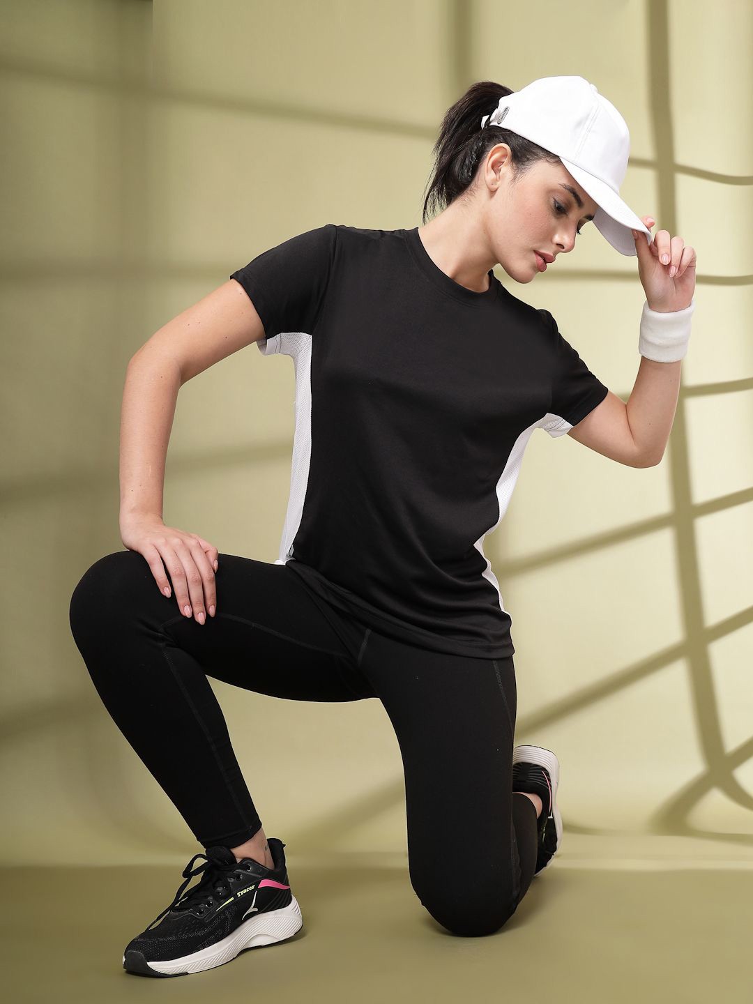 

CHKOKKO Women Colourblocked Round Neck Slim Fit T-shirt, Black