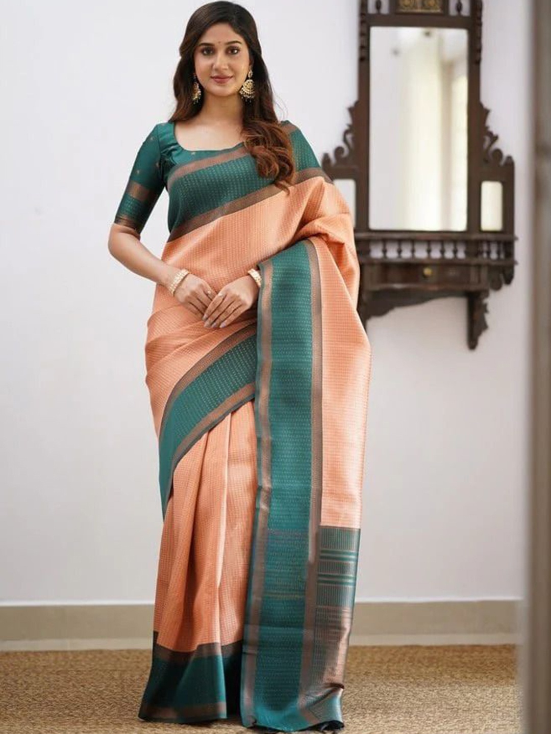 

APNISHA Woven Design Zari jacquard Saree, Peach