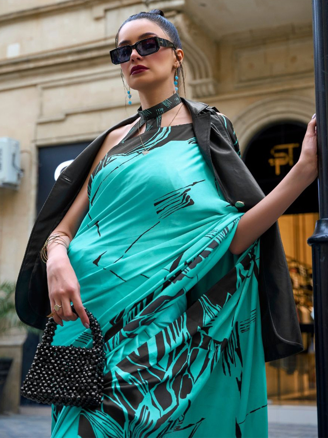 

BLENDIFY Abstract Printed Saree, Blue