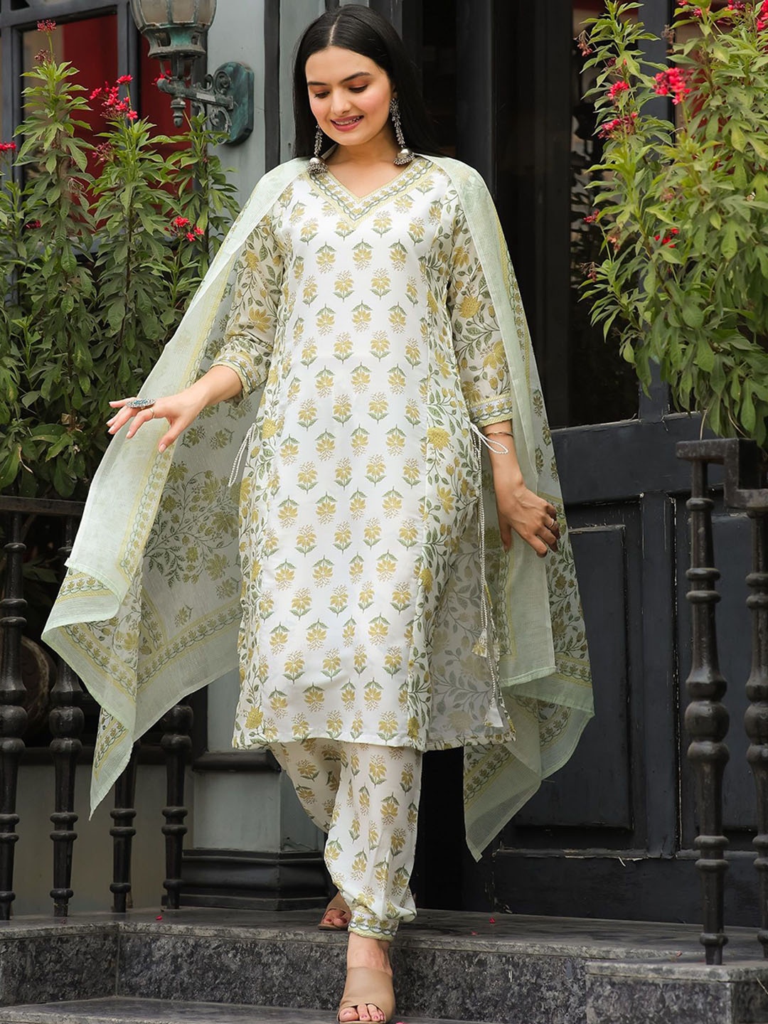 

Moda Rapido Women Floral Printed Regular Kurta with Trousers & With Dupatta, Yellow
