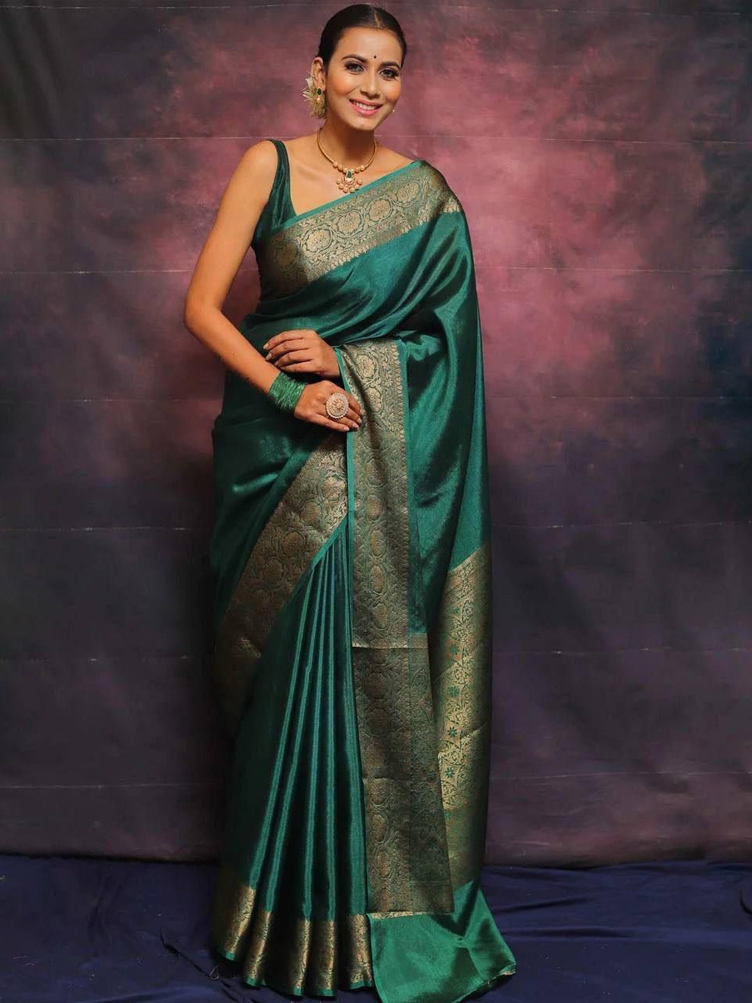 

VILLE FASHION Woven Design Zari Kanjeevaram Saree, Green