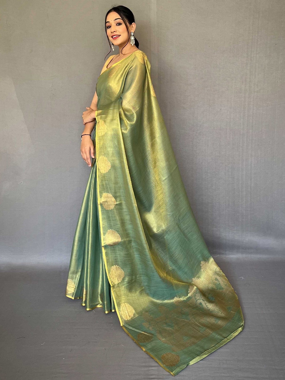 

DIVASTRI Women Woven Design Zari Tissue Saree, Green