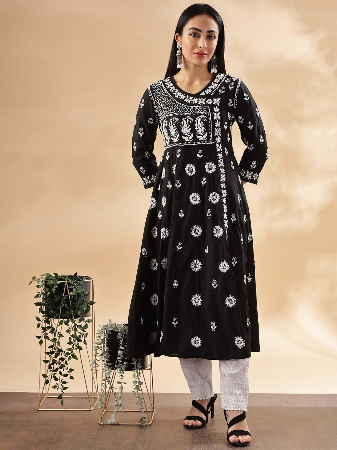 

Club Loom Floral Embroidered Chikankari Kurta, Black