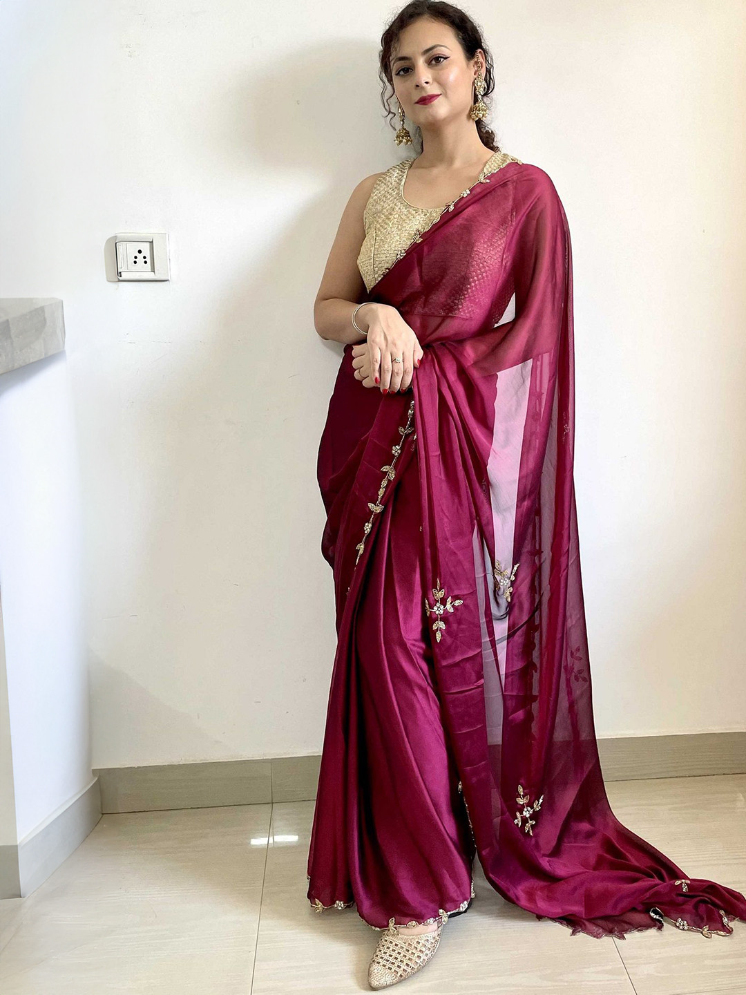 

DIVASTRI Embellished Embroidered Silk Blend Saree, Magenta