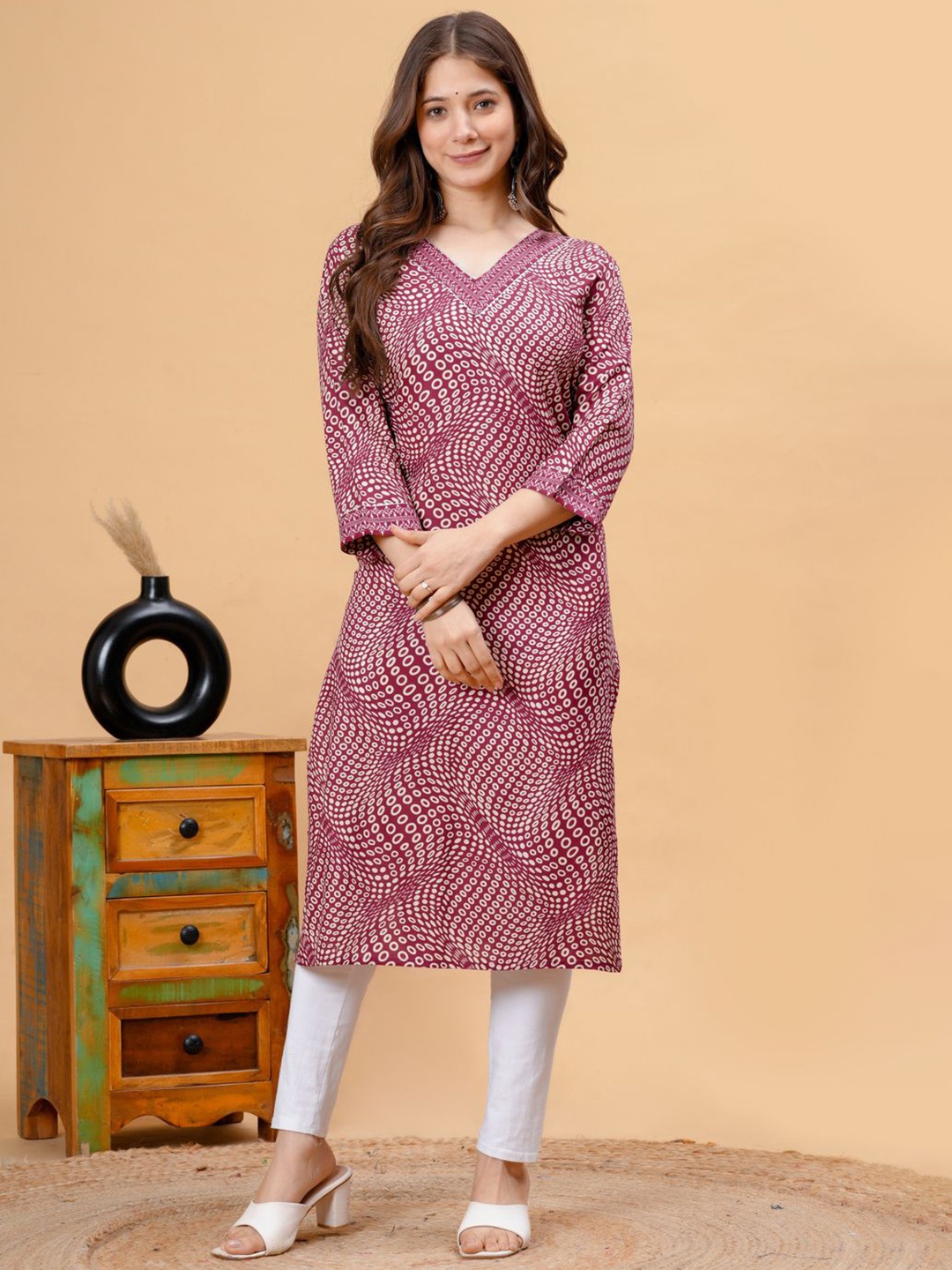 

PURSHOTTAM WALA Geometric Printed V-Neck Straight Kurta, Maroon