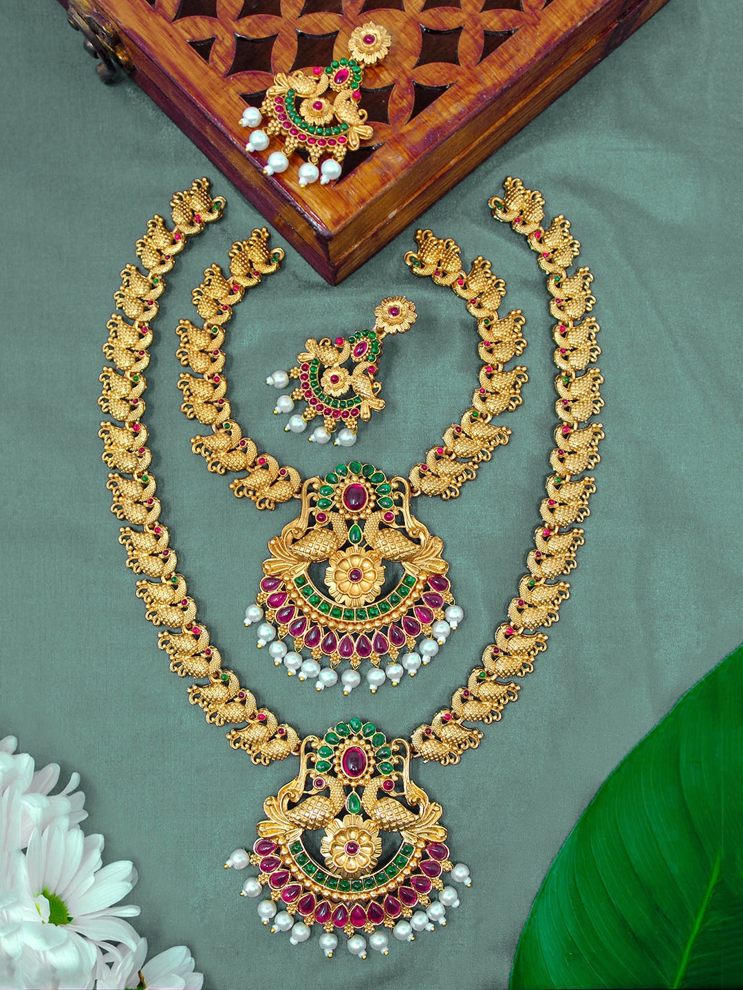 

NAGNESHI ART Gold-Plated Artificial Stone-Studded & Beaded Jewellery Set