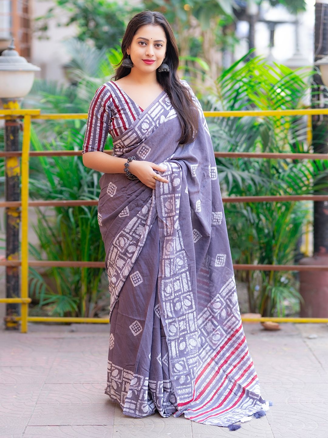 

LeeliPeeri Designer Batik Chanderi Saree, Grey