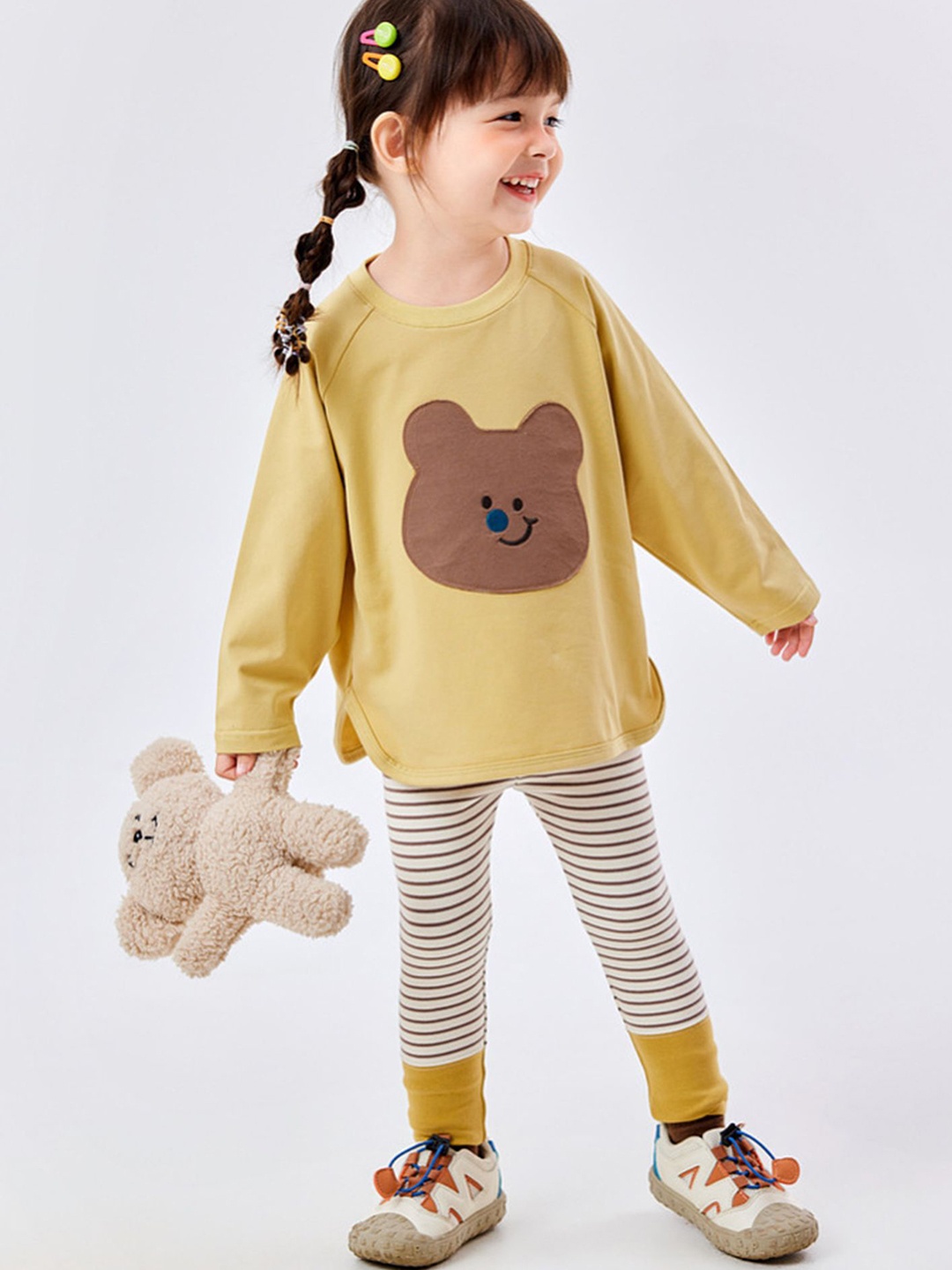 

LULU & SKY Girls Printed Night suit, Yellow