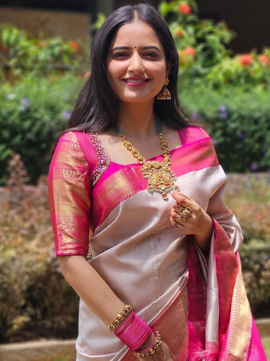 

APNISHA Women Woven Design Zari Pure Silk Banarasi Saree, Cream