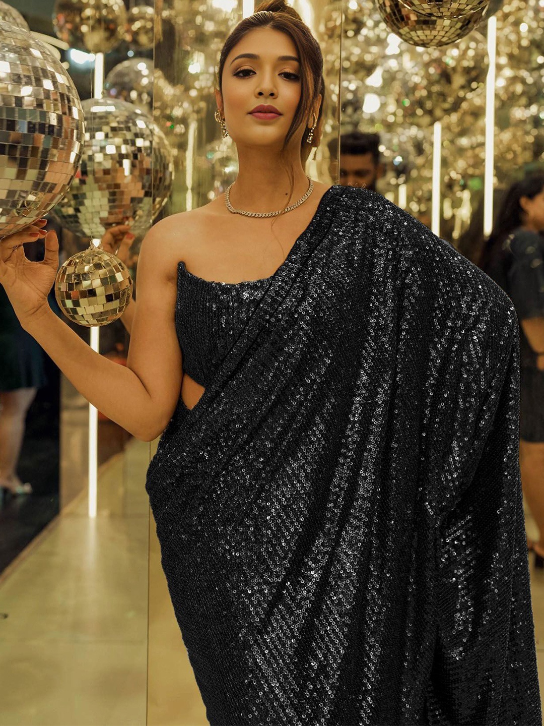 

ANJANI TEXTILE Embellished Sequinned Saree, Black