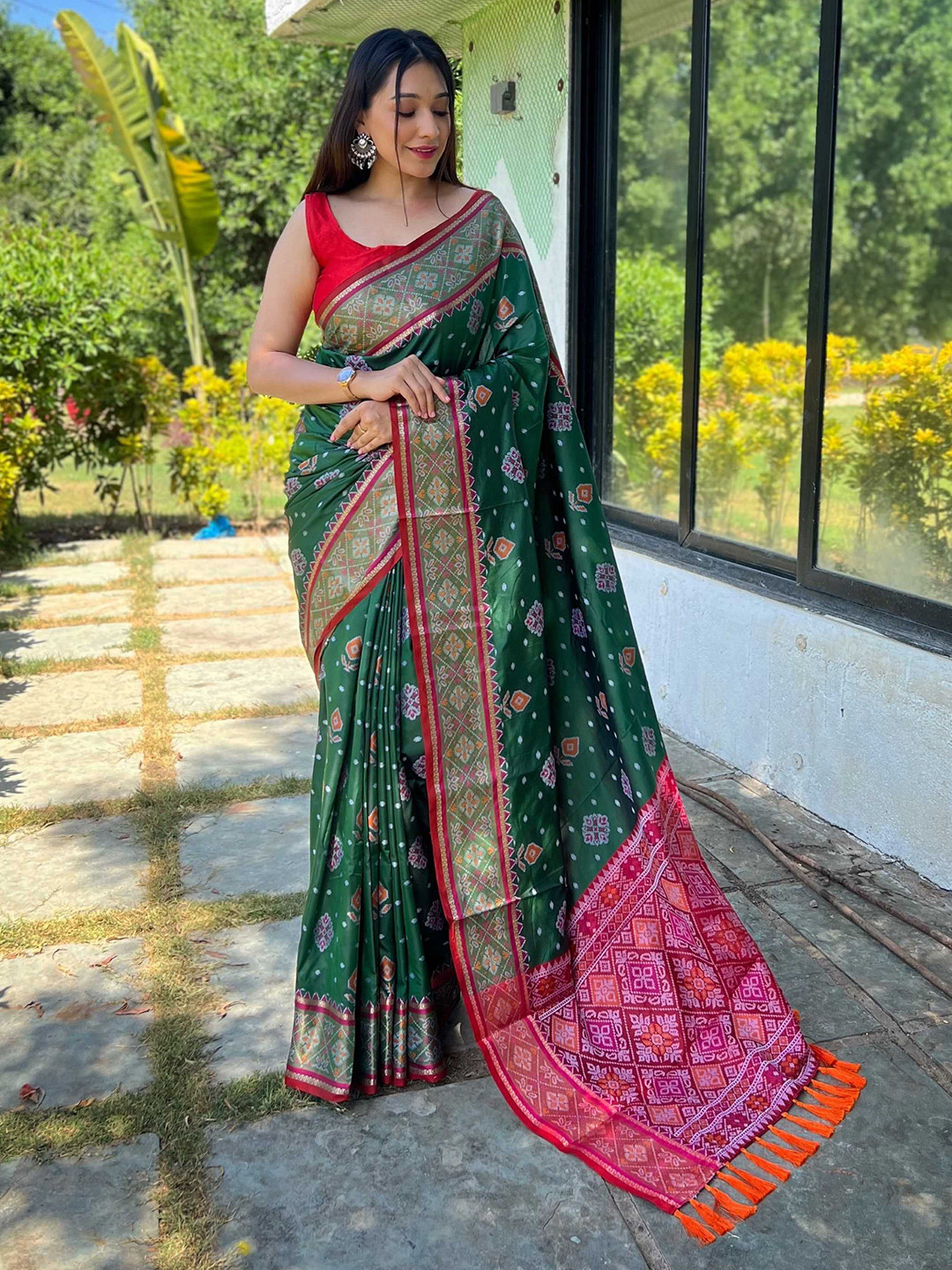 

DIVASTRI Geometric Printed Patola Saree, Green