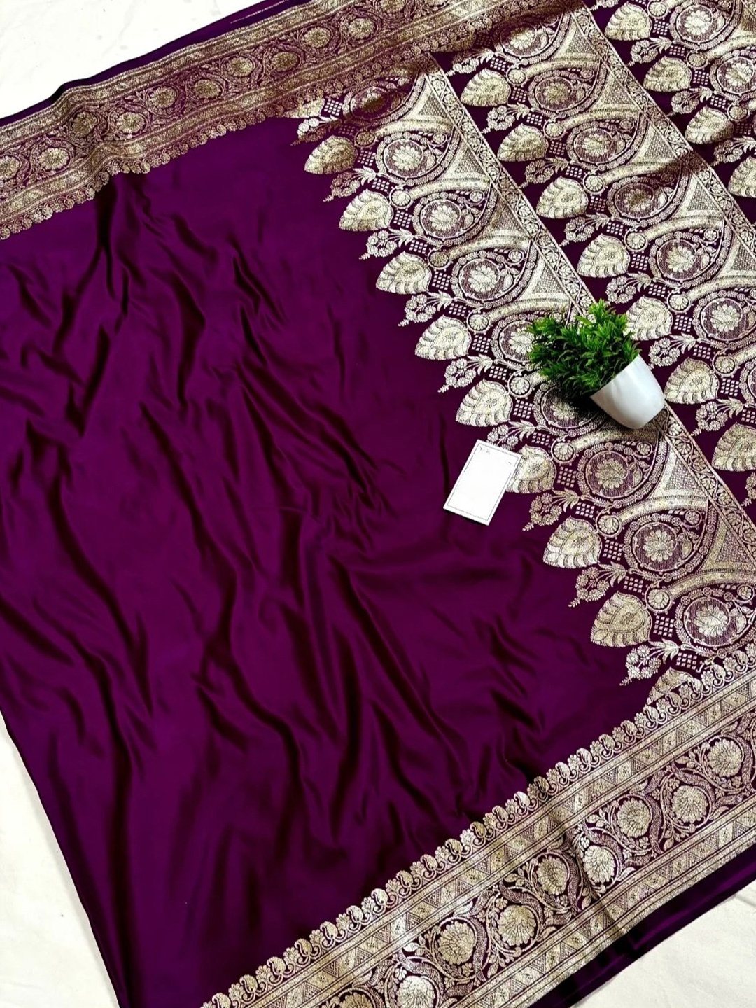 

DIVASTRI Woven Design Zari Satin Banarasi Saree, Purple