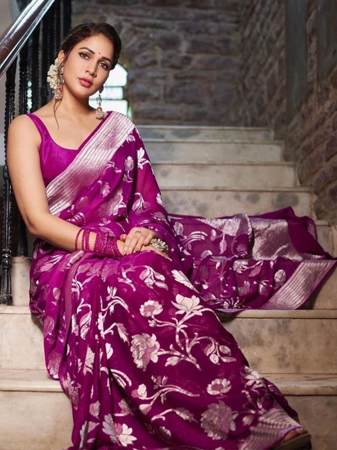 

APNISHA Floral Zari Pure Silk Banarasi Saree, Purple
