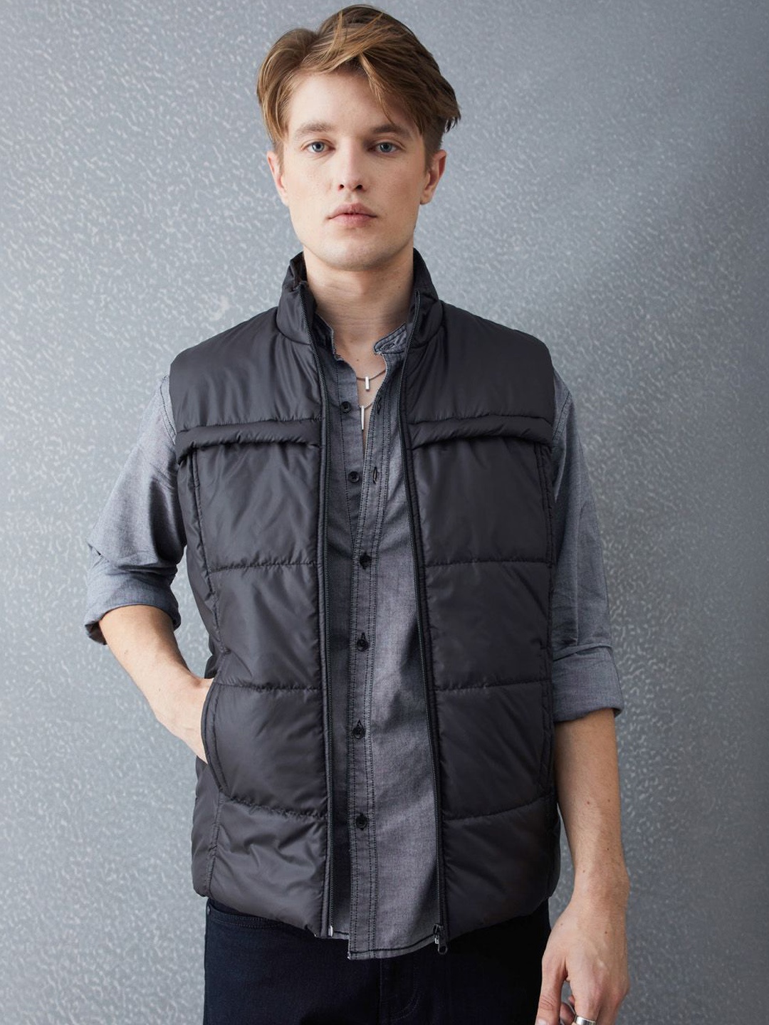 

VOLTEDGE Men Solid Sleeveless Cotton Padded Jacket, Black