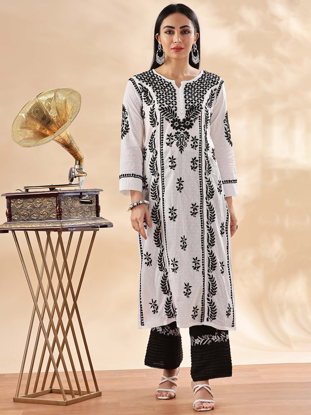 

Club Loom Women Floral Embroidered Cotton Chikankari Straight Kurta, White