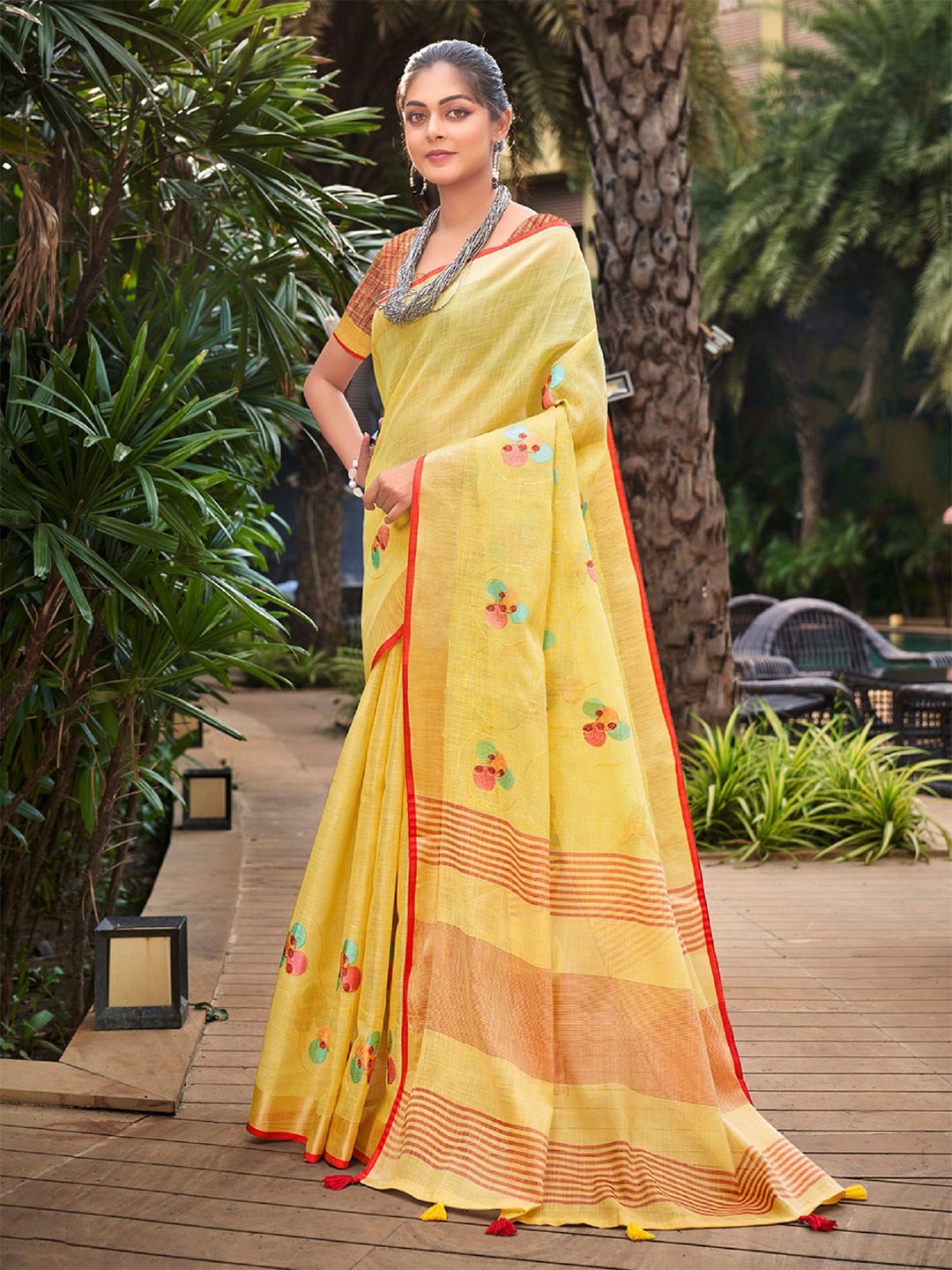 

DIVASTRI Floral Zari Linen Blend Saree, Yellow