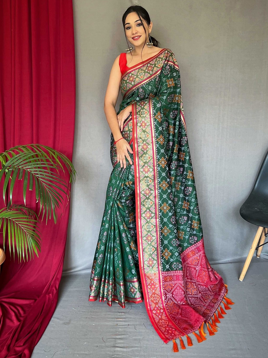 

DIVASTRI Woven Design Zari Patola Saree With Unstitched Blouse Piece, Green