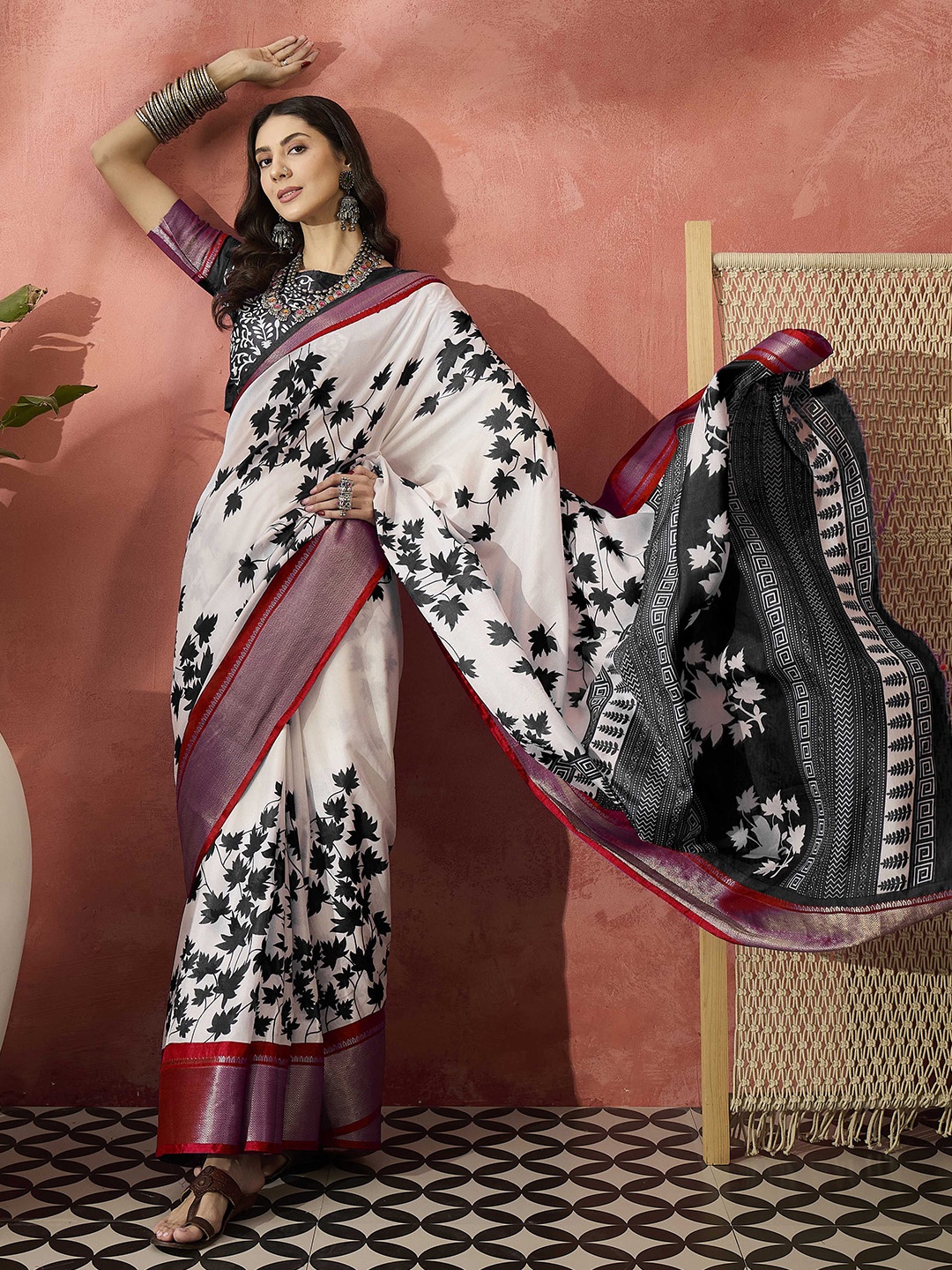 

Sangria Woven Design Saree With Blouse, Black
