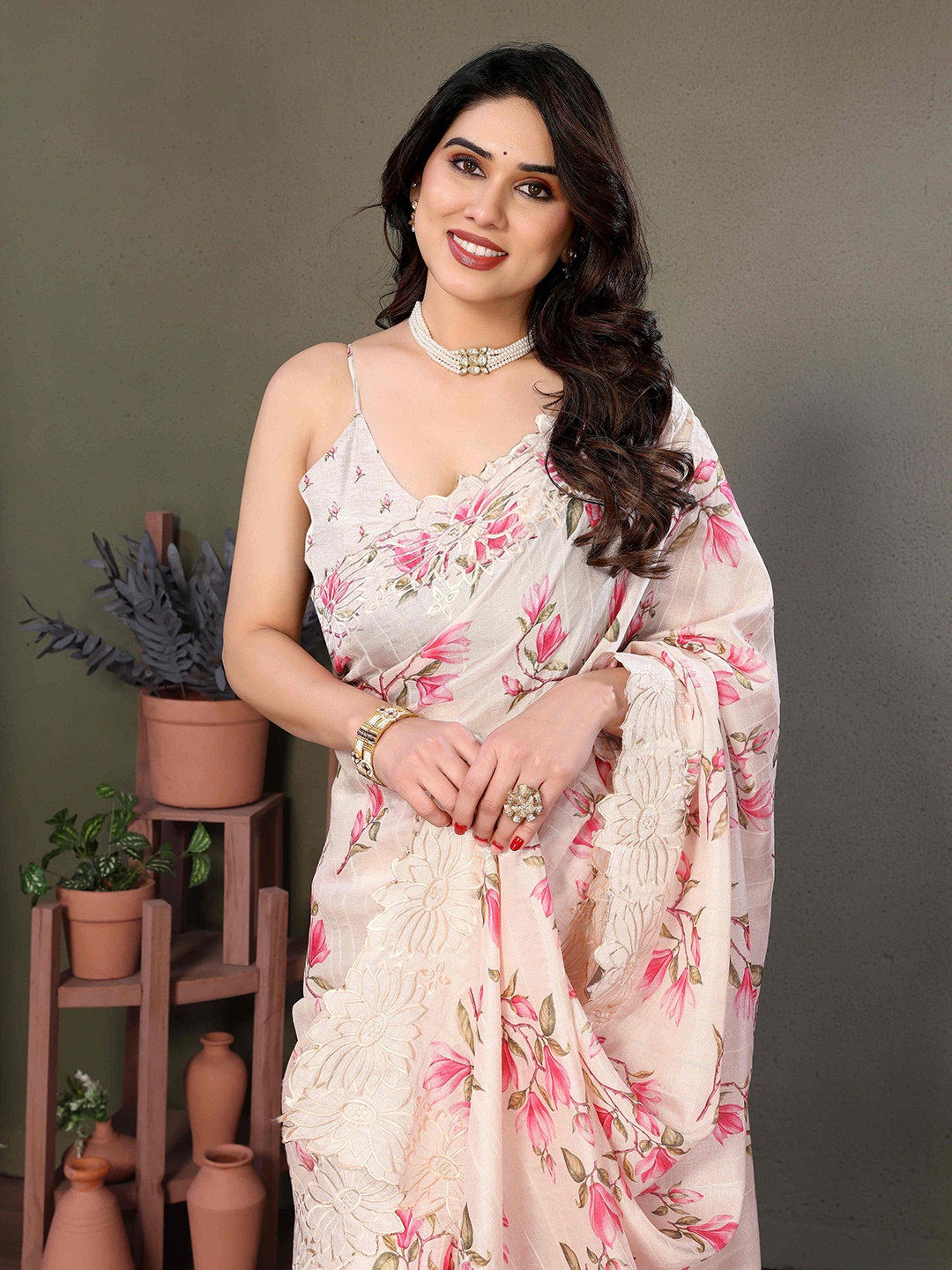 

Bandhanivilla Floral Printed Tussar Saree, White