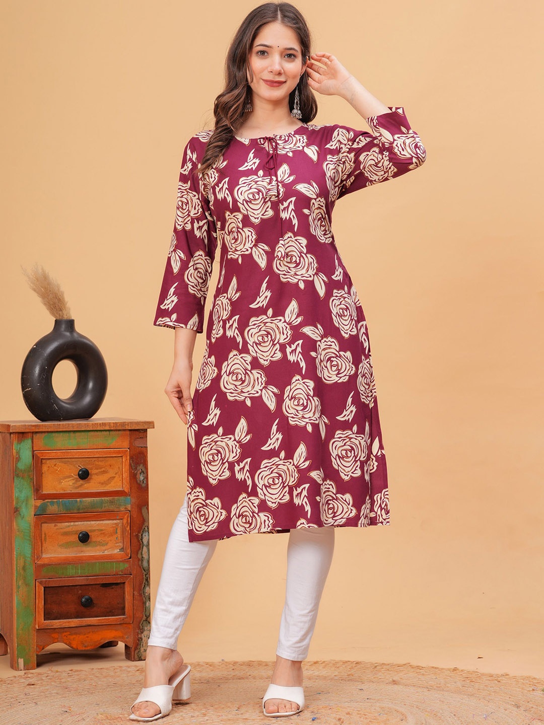 

PURSHOTTAM WALA Floral Printed Tie-Up Neck Straight Kurta, Maroon