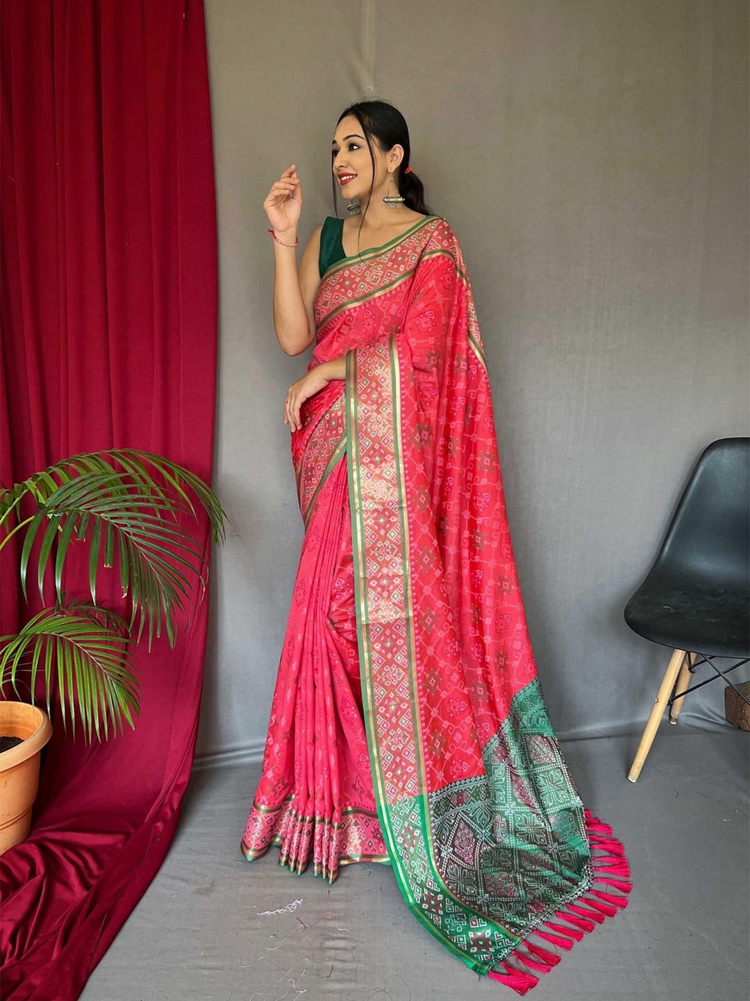 

DIVASTRI Woven Design Zari Silk Blend Designer Patola Saree, Pink