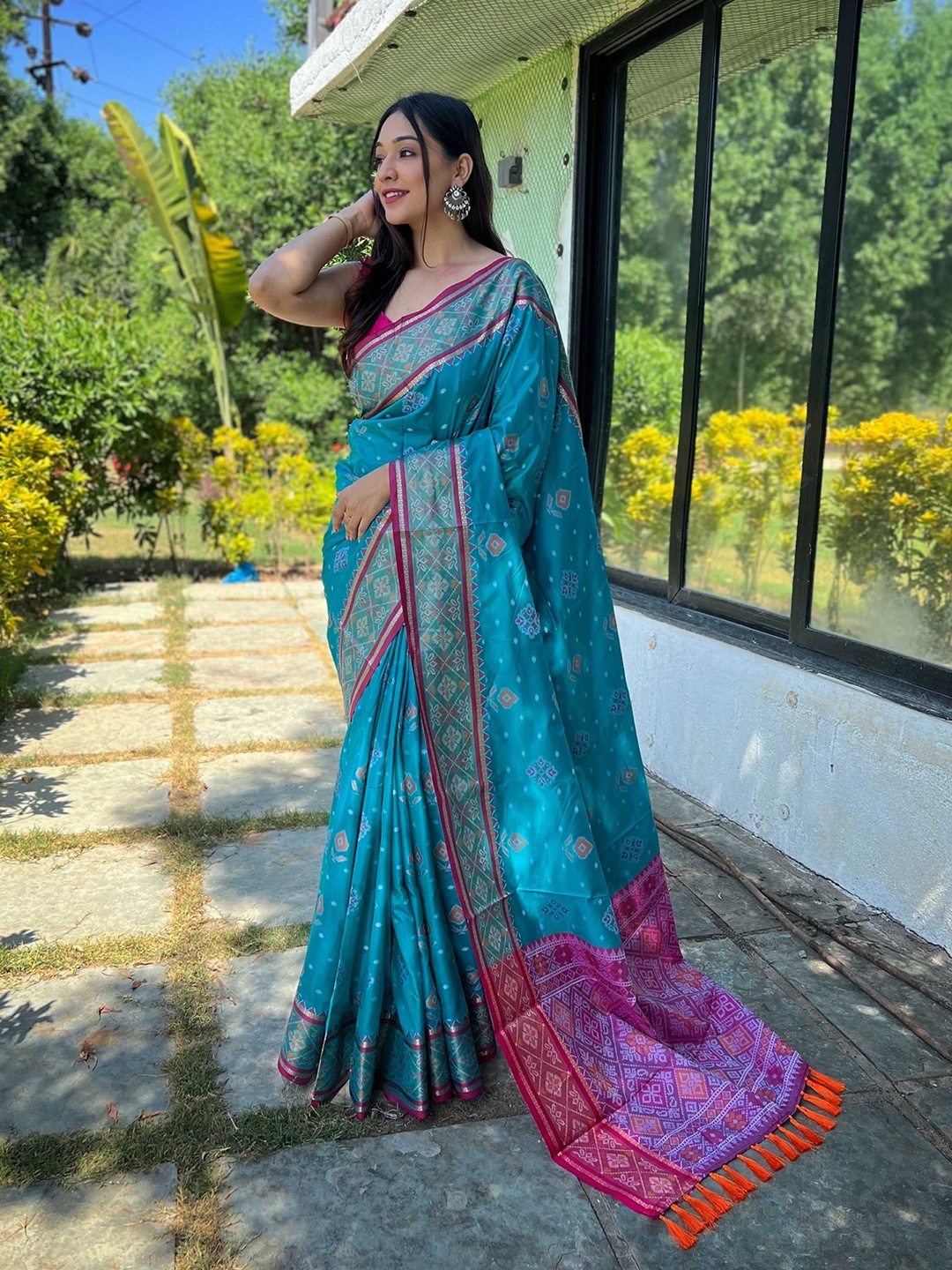 

DIVASTRI Woven Design Zari Silk Blend Designer Patola Saree, Blue