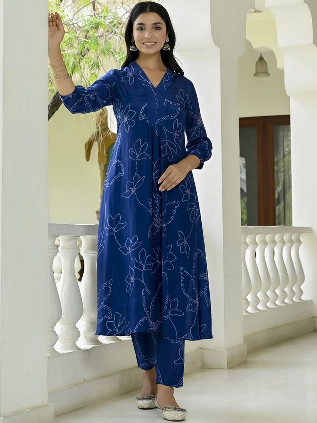 

DIVASTRI Bandhani Printed V-Neck A-line Kurta With Trousers, Blue