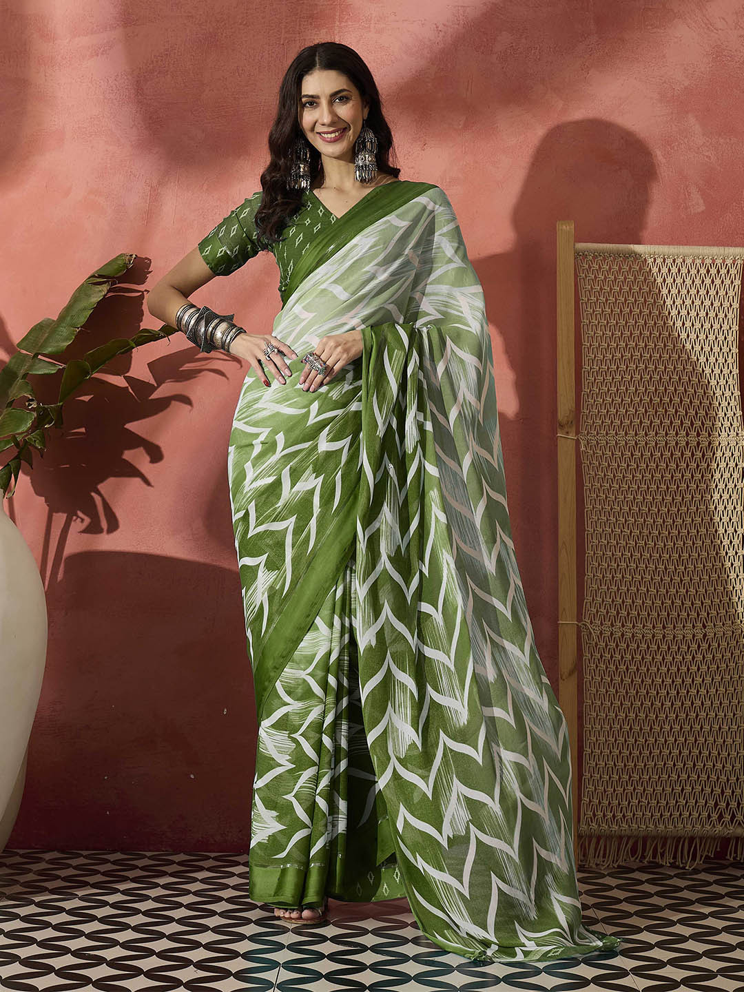 

Sangria Printed Saree With Blouse, Olive