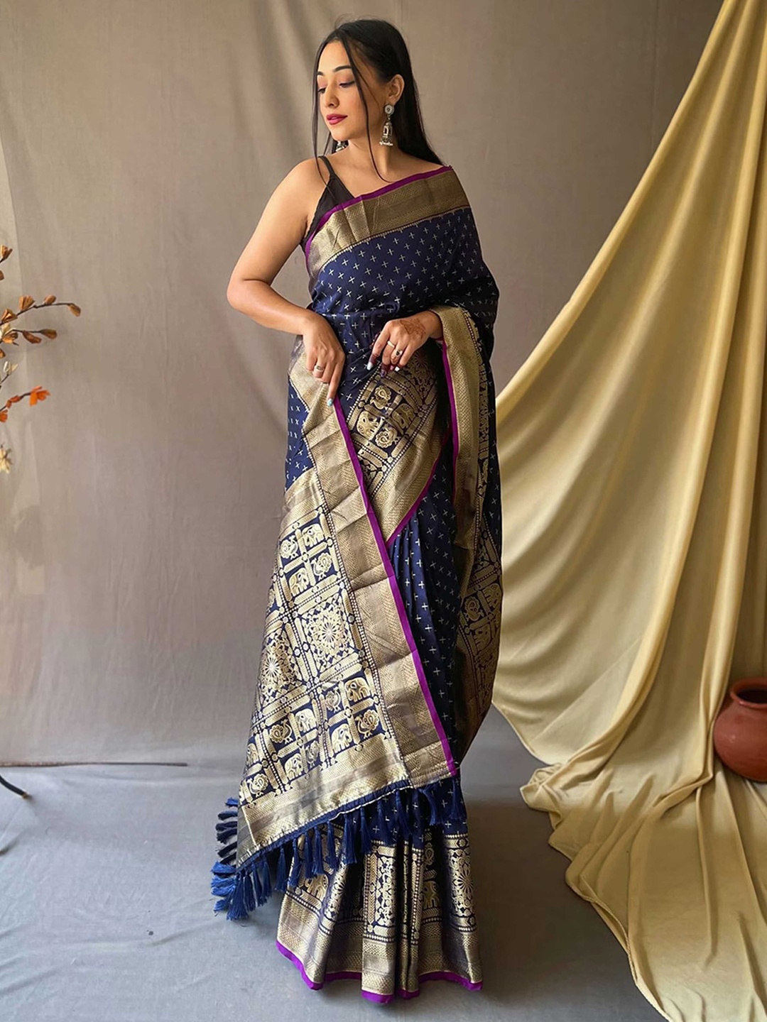 

DIVASTRI Woven Design Zari Designer Kanjeevaram Saree, Navy blue