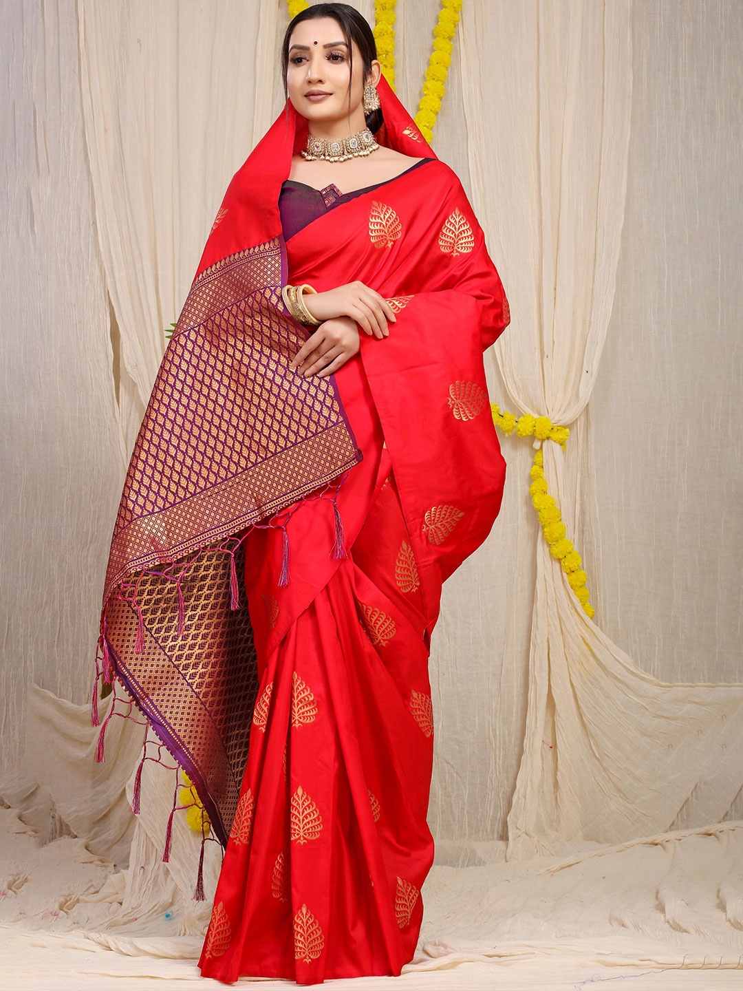 

Kandora Woven Design Zari Pure Silk Banarasi Saree, Red