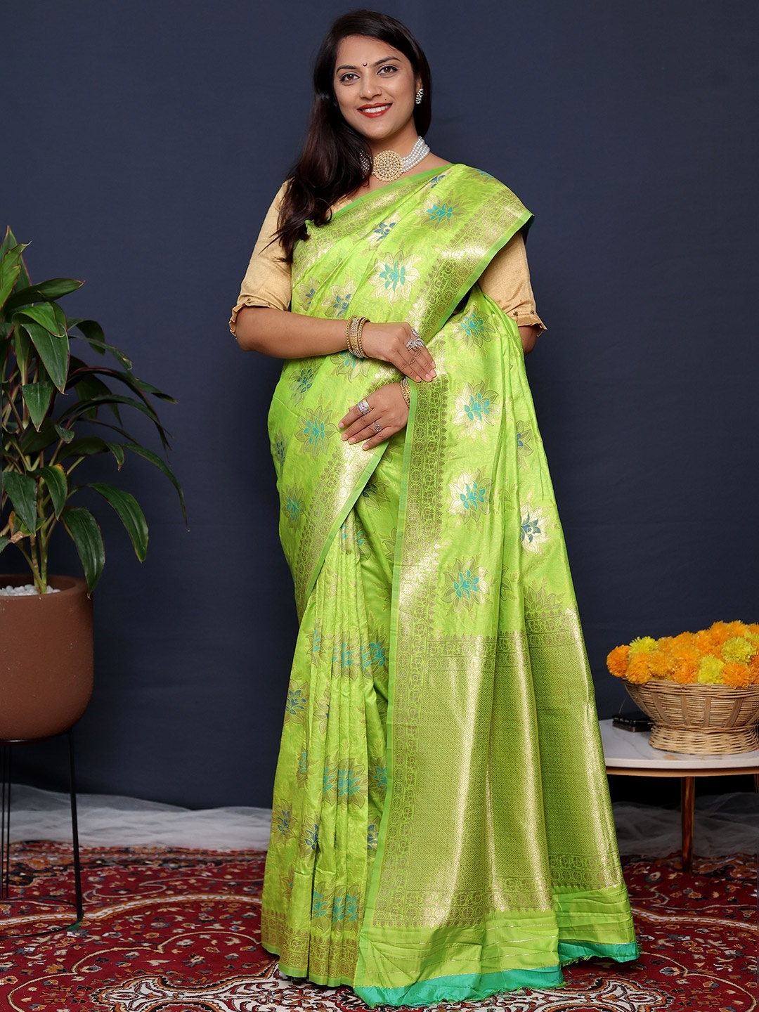 

Kandora Ethnic Motifs Zari Pure Silk Banarasi Saree, Fluorescent green