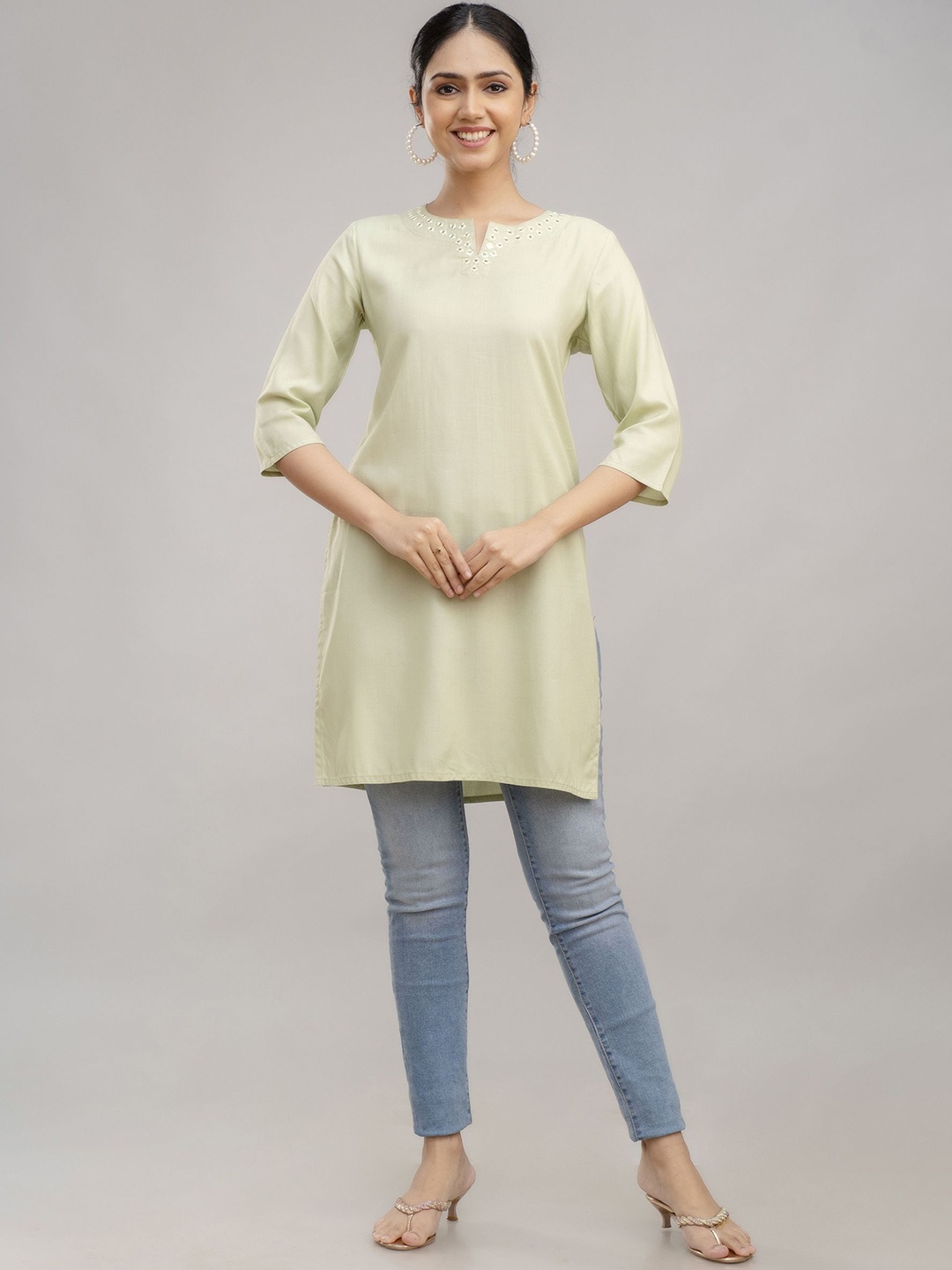 

KARAGRE Mirror Work Notch Neck Straight Kurta, Green