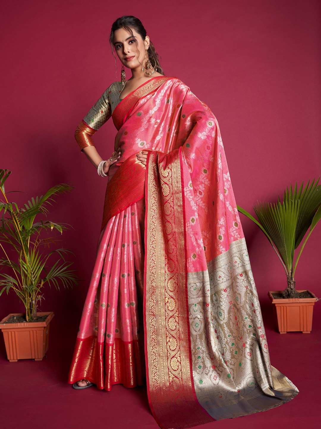 

DIVASTRI Floral Zari Silk Blend Kanjeevaram Saree, Pink