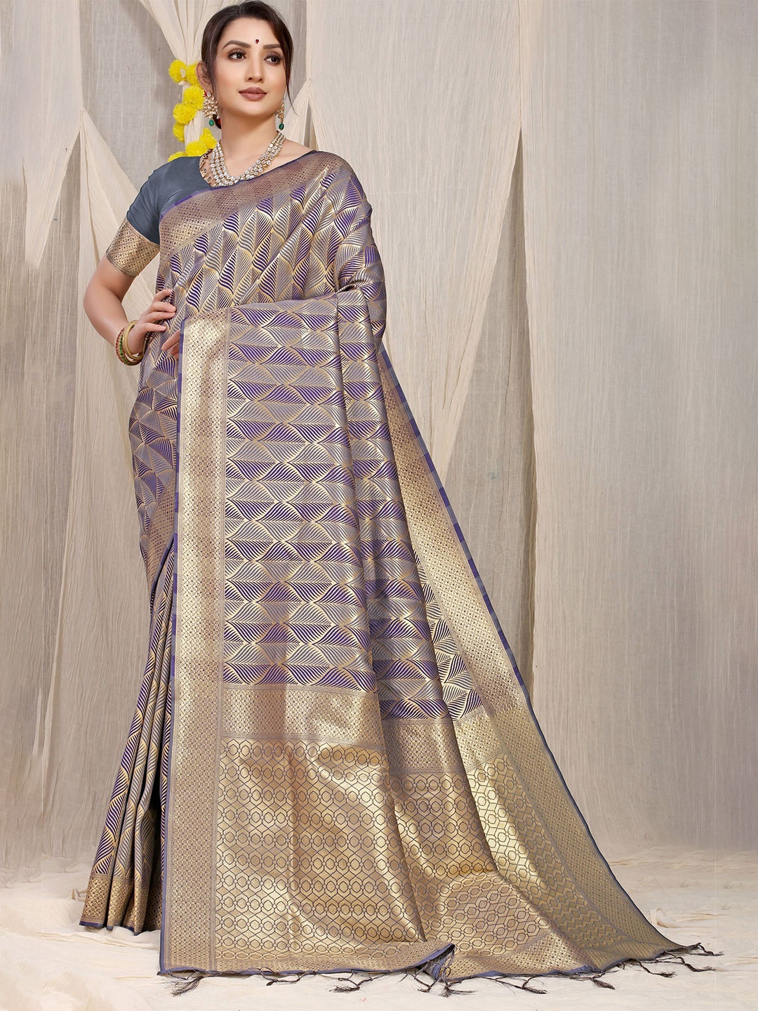 

Kandora Woven Design Zari Pure Silk Paithani Saree, Grey