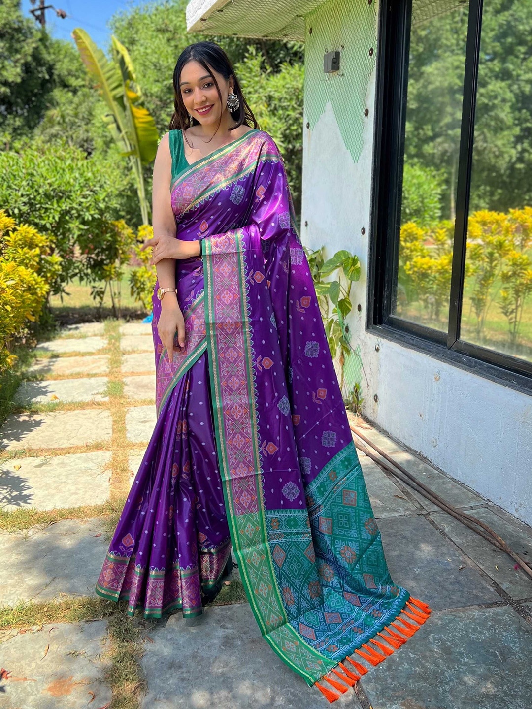 

DIVASTRI Woven Design Zari Patola Saree, Purple