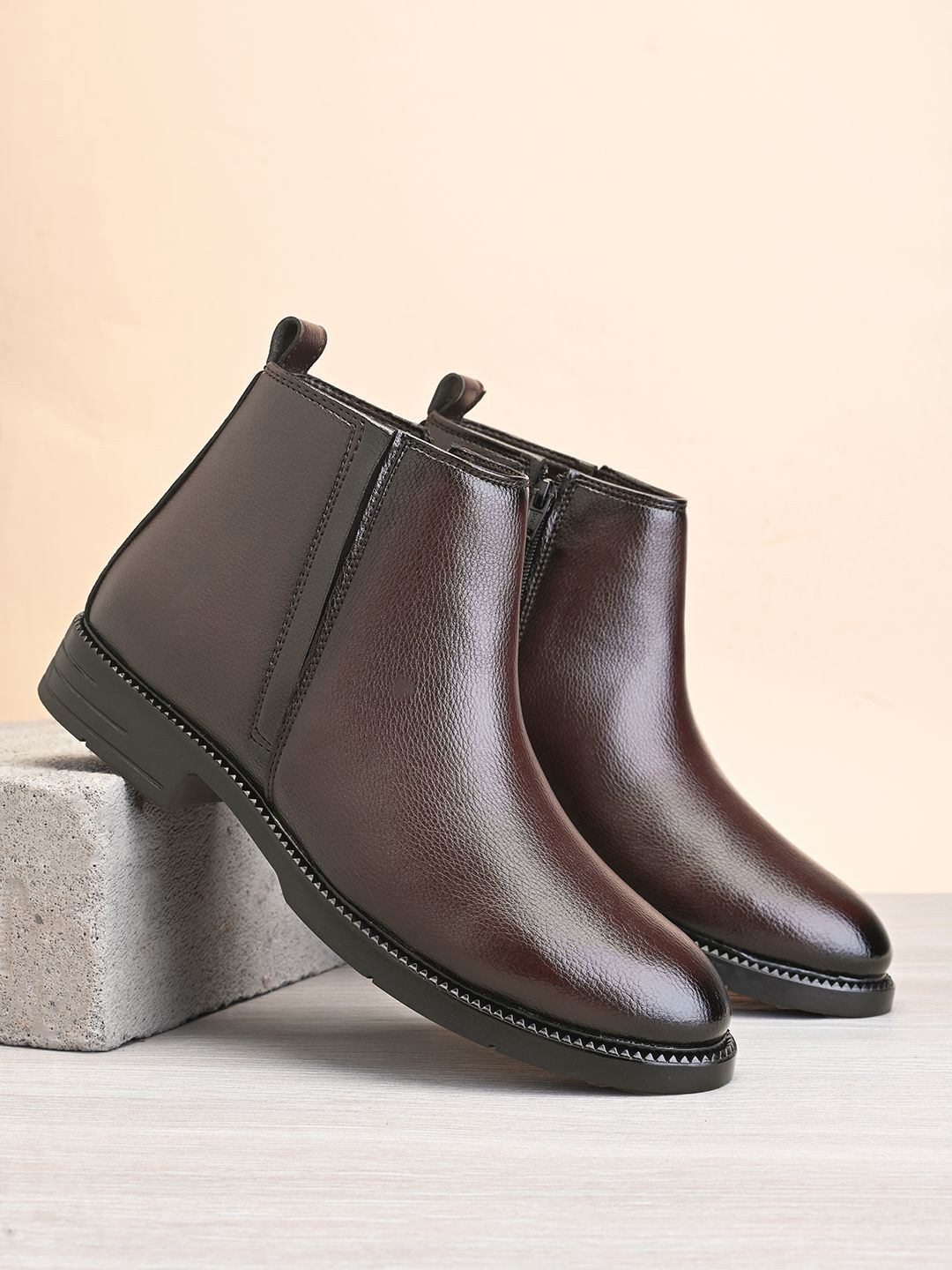 

The Roadster Lifestyle Co Men Chelsea Boots, Brown