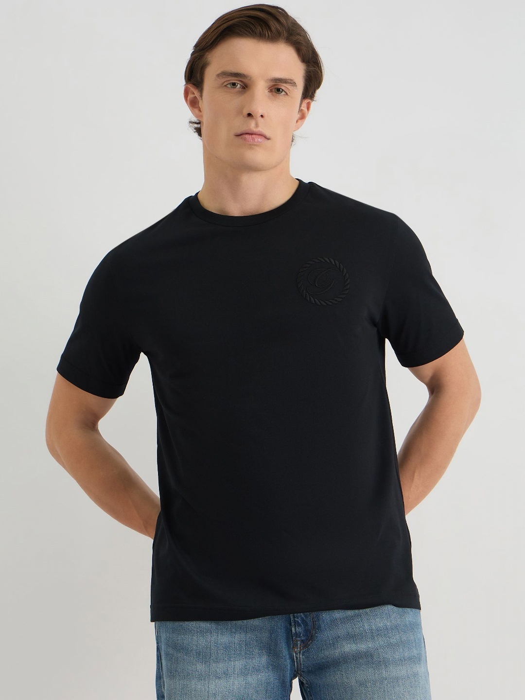 

GANT Men Solid Round Neck Crest Graphic Cotton T-shirt, Black